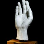 Рука художника скульптура