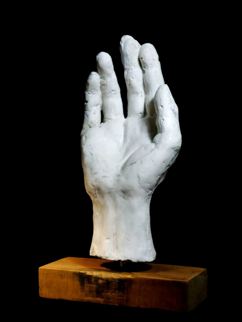 Рука художника скульптура