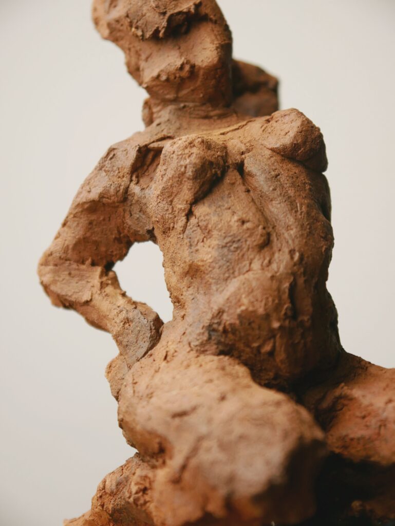 Сидящая девушка скульптура терракота