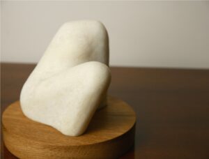 Сидящая скульптура мрамор Андрей Ганган